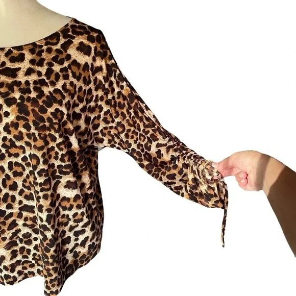 Chico’s Animal Print Cheetah Slit Sleeves Lightweight Sexy Bold Top Women Size M - Picture 5 of 8